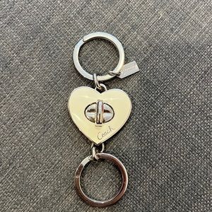 Heart Turnlock 2-in-1 Valet Keychain Key Ring